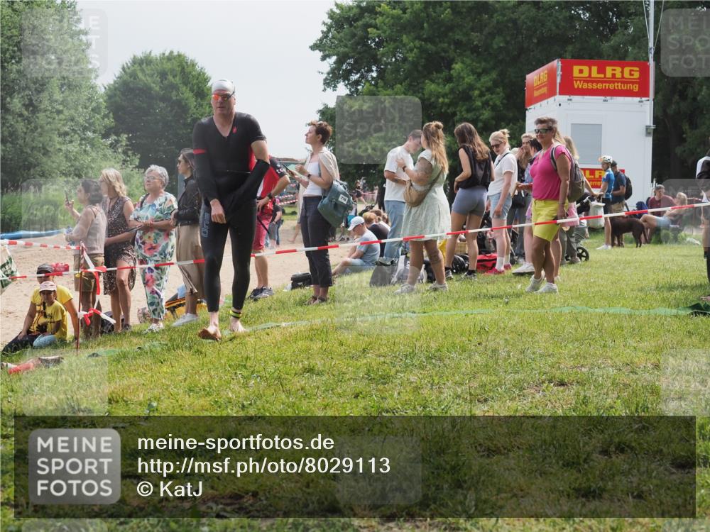 15.06.2025 - 27. Vierlanden-Triathlon KatJ http://msf.ph/oto/8029113 15.06.2025 11:04:24 Schwimmen 658, 763 meine-sportfotos.de