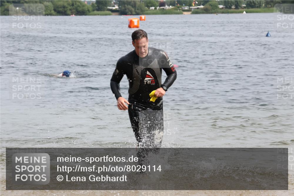 15.06.2025 - 27. Vierlanden-Triathlon Lena Gebhardt http://msf.ph/oto/8029114 15.06.2025 11:04:38 Schwimmen 841, 859 meine-sportfotos.de