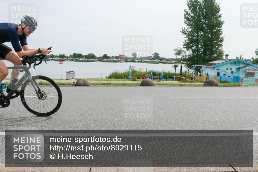 15.06.2025 - 27. Vierlanden-Triathlon H.Heesch http://msf.ph/oto/8029115 15.06.2025 10:29:39 Radfahren 82, 99, 262, 495 meine-sportfotos.de