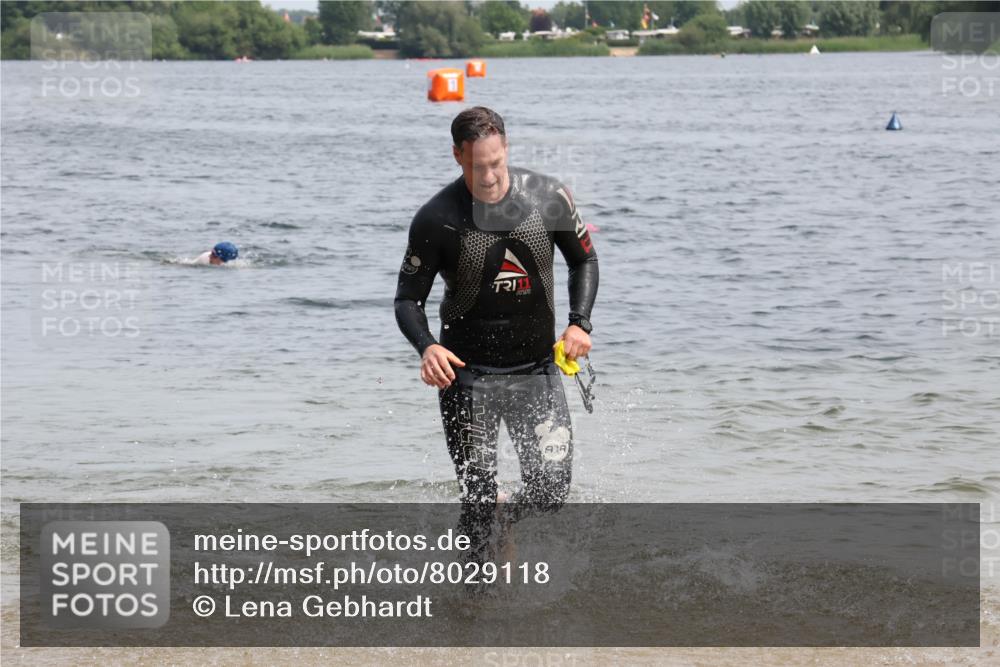 15.06.2025 - 27. Vierlanden-Triathlon Lena Gebhardt http://msf.ph/oto/8029118 15.06.2025 11:04:38 Schwimmen 841, 859 meine-sportfotos.de