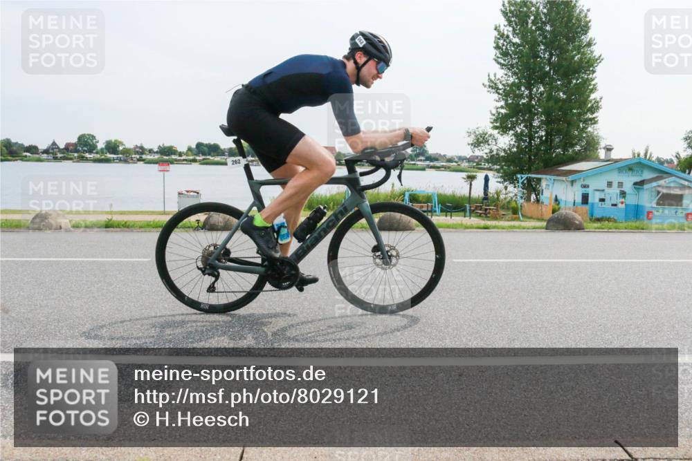 15.06.2025 - 27. Vierlanden-Triathlon H.Heesch http://msf.ph/oto/8029121 15.06.2025 10:29:40 Radfahren 82, 99, 262, 495 meine-sportfotos.de