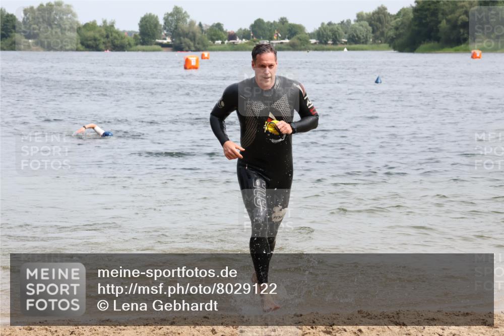 15.06.2025 - 27. Vierlanden-Triathlon Lena Gebhardt http://msf.ph/oto/8029122 15.06.2025 11:04:39 Schwimmen 841, 859 meine-sportfotos.de