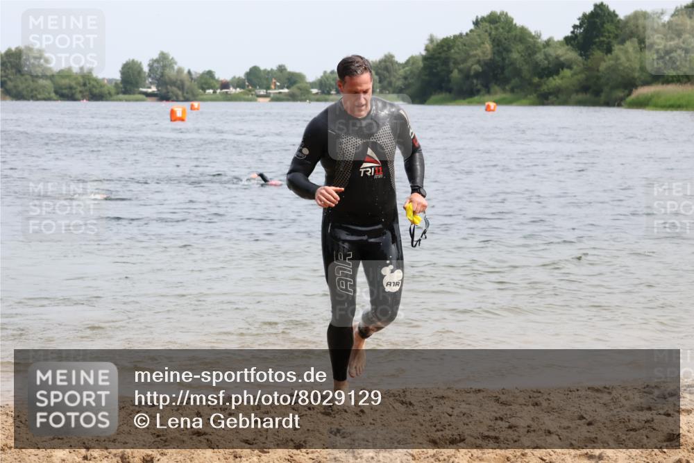 15.06.2025 - 27. Vierlanden-Triathlon Lena Gebhardt http://msf.ph/oto/8029129 15.06.2025 11:04:40 Schwimmen 841, 859 meine-sportfotos.de
