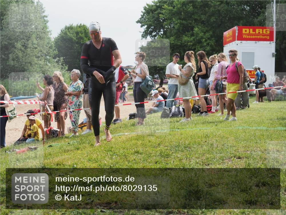 15.06.2025 - 27. Vierlanden-Triathlon KatJ http://msf.ph/oto/8029135 15.06.2025 11:04:25 Schwimmen 658, 763 meine-sportfotos.de