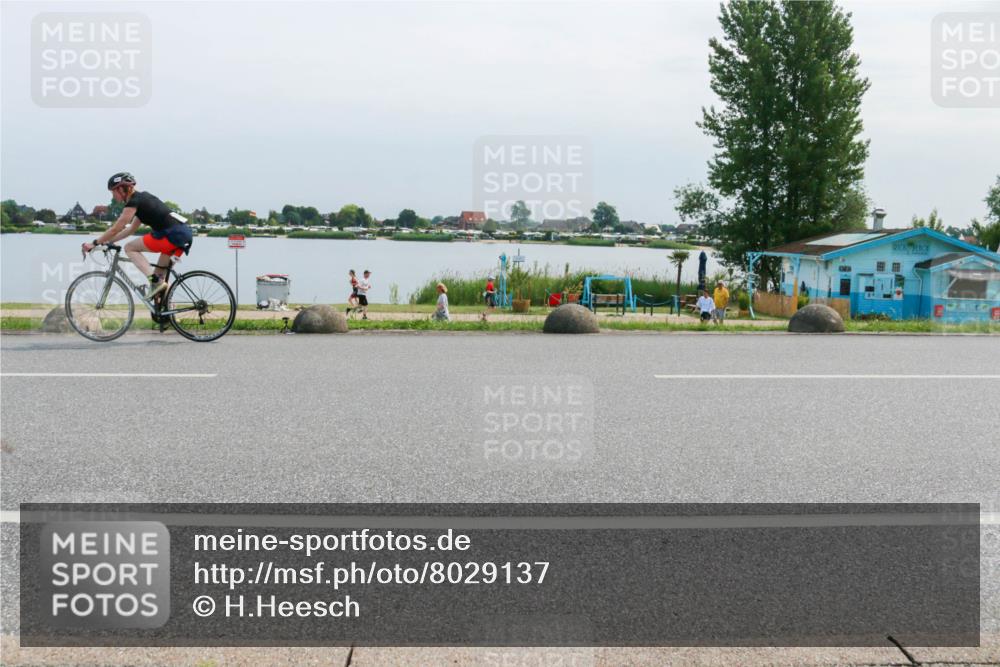 21.06.2025 - 27. Vierlanden-Triathlon H.Heesch http://msf.ph/oto/8029137 15.06.2025 11:26:14 Radfahren 18, 652, 682, 798, 800, 881 meine-sportfotos.de
