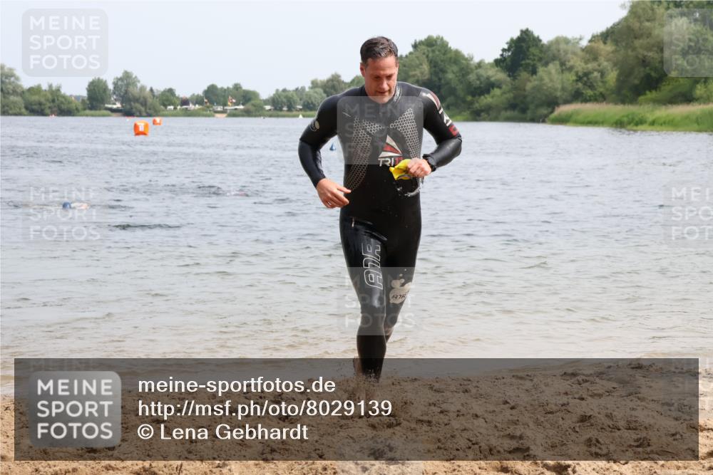 15.06.2025 - 27. Vierlanden-Triathlon Lena Gebhardt http://msf.ph/oto/8029139 15.06.2025 11:04:40 Schwimmen 841, 859 meine-sportfotos.de