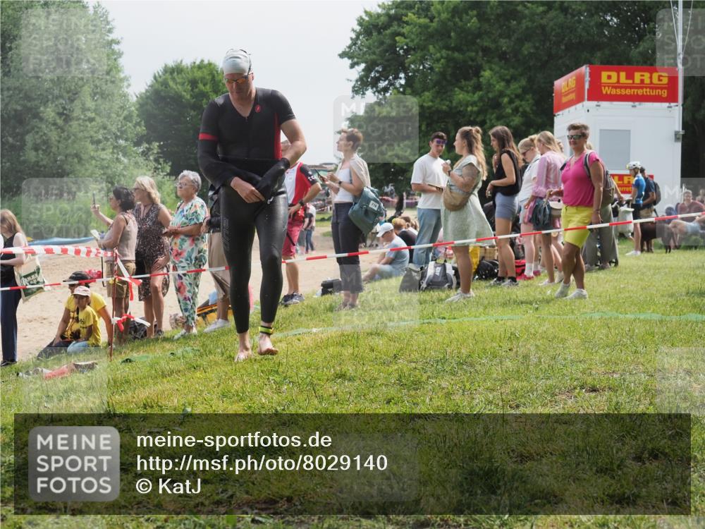 15.06.2025 - 27. Vierlanden-Triathlon KatJ http://msf.ph/oto/8029140 15.06.2025 11:04:25 Schwimmen 658, 763 meine-sportfotos.de