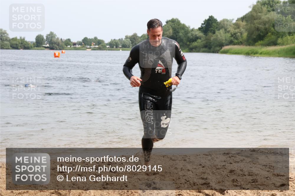 15.06.2025 - 27. Vierlanden-Triathlon Lena Gebhardt http://msf.ph/oto/8029145 15.06.2025 11:04:40 Schwimmen 841, 859 meine-sportfotos.de