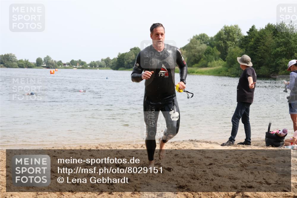 15.06.2025 - 27. Vierlanden-Triathlon Lena Gebhardt http://msf.ph/oto/8029151 15.06.2025 11:04:41 Schwimmen 841, 859 meine-sportfotos.de