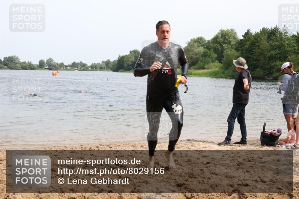 15.06.2025 - 27. Vierlanden-Triathlon Lena Gebhardt http://msf.ph/oto/8029156 15.06.2025 11:04:41 Schwimmen 841, 859 meine-sportfotos.de