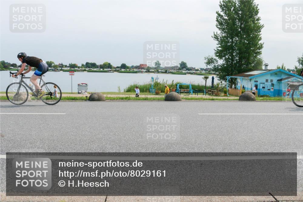 21.06.2025 - 27. Vierlanden-Triathlon H.Heesch http://msf.ph/oto/8029161 15.06.2025 11:26:20 Radfahren 18, 881, 911, 945, 978 meine-sportfotos.de