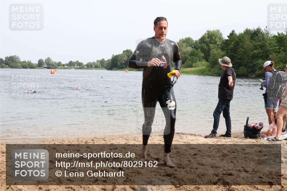 15.06.2025 - 27. Vierlanden-Triathlon Lena Gebhardt http://msf.ph/oto/8029162 15.06.2025 11:04:41 Schwimmen 841, 859 meine-sportfotos.de
