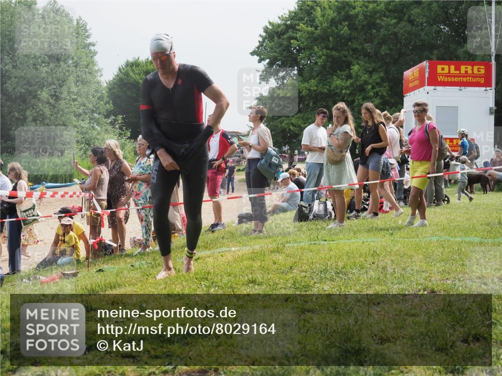 15.06.2025 - 27. Vierlanden-Triathlon KatJ http://msf.ph/oto/8029164 15.06.2025 11:04:25 Schwimmen 658, 763 meine-sportfotos.de