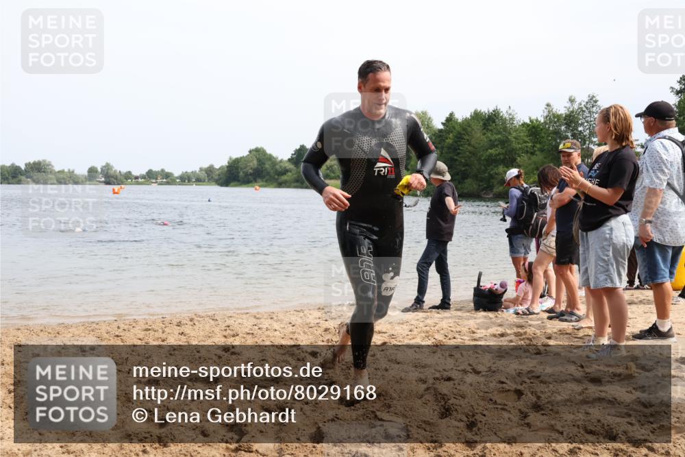 15.06.2025 - 27. Vierlanden-Triathlon Lena Gebhardt http://msf.ph/oto/8029168 15.06.2025 11:04:42 Schwimmen 841, 859 meine-sportfotos.de