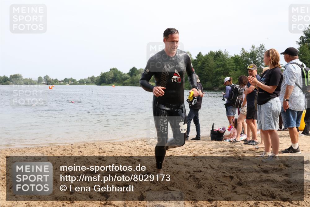 15.06.2025 - 27. Vierlanden-Triathlon Lena Gebhardt http://msf.ph/oto/8029173 15.06.2025 11:04:42 Schwimmen 841, 859 meine-sportfotos.de