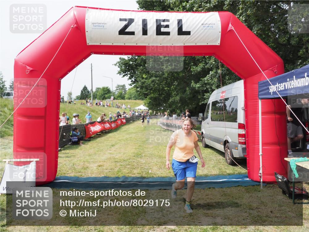 21.06.2025 - 27. Vierlanden-Triathlon MichiJ http://msf.ph/oto/8029175 15.06.2026 12:20:13 Ziel 498 meine-sportfotos.de
