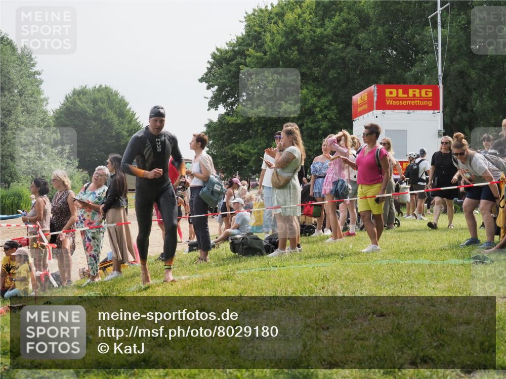 15.06.2025 - 27. Vierlanden-Triathlon KatJ http://msf.ph/oto/8029180 15.06.2025 11:04:41 Schwimmen 841, 859 meine-sportfotos.de