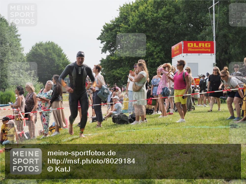15.06.2025 - 27. Vierlanden-Triathlon KatJ http://msf.ph/oto/8029184 15.06.2025 11:04:41 Schwimmen 841, 859 meine-sportfotos.de