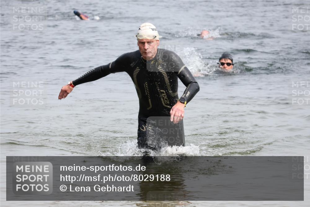 15.06.2025 - 27. Vierlanden-Triathlon Lena Gebhardt http://msf.ph/oto/8029188 15.06.2025 11:04:53 Schwimmen 803 meine-sportfotos.de