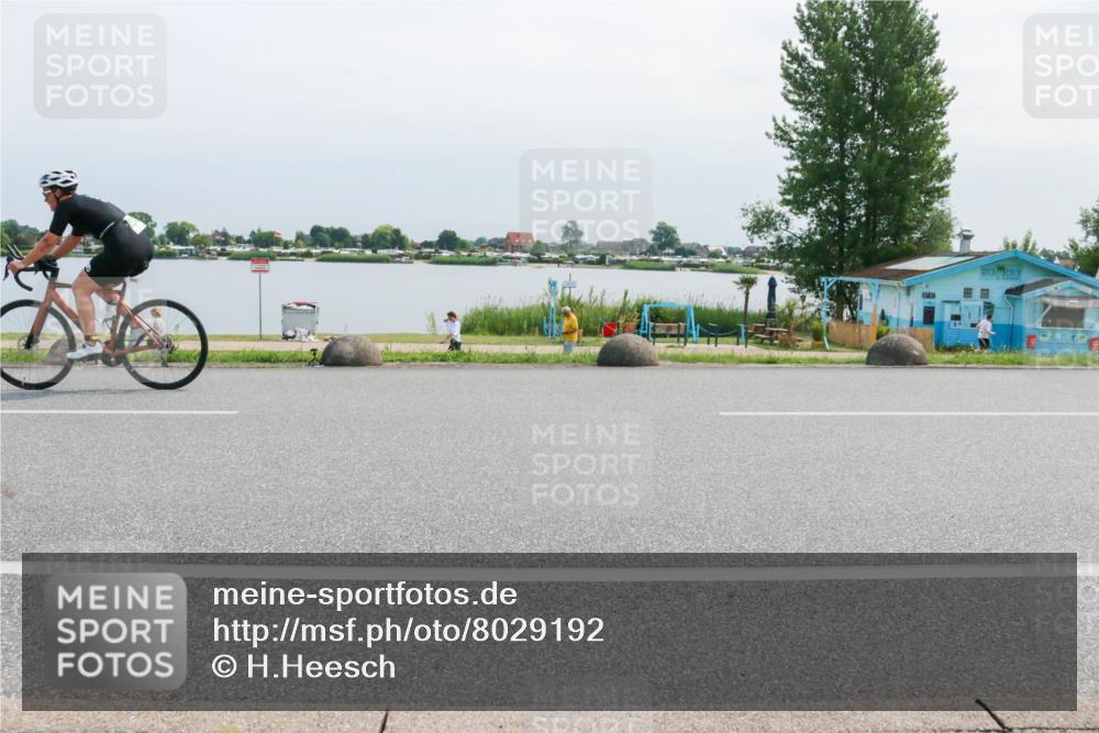 21.06.2025 - 27. Vierlanden-Triathlon H.Heesch http://msf.ph/oto/8029192 15.06.2025 11:26:21 Radfahren 18, 911, 945, 978 meine-sportfotos.de