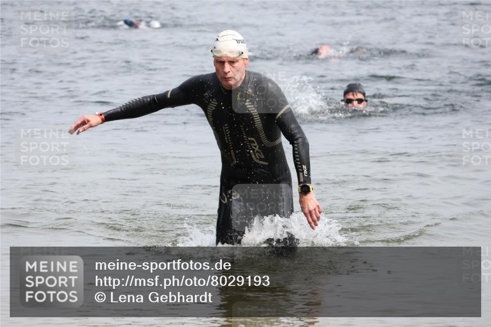 15.06.2025 - 27. Vierlanden-Triathlon Lena Gebhardt http://msf.ph/oto/8029193 15.06.2025 11:04:53 Schwimmen 803 meine-sportfotos.de