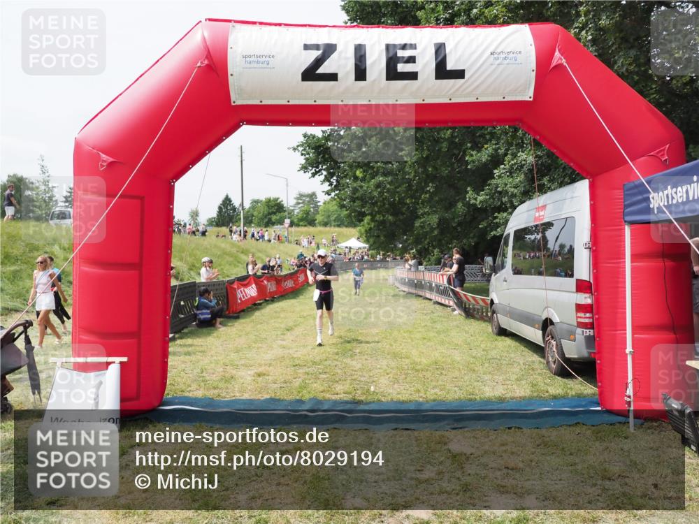 21.06.2025 - 27. Vierlanden-Triathlon MichiJ http://msf.ph/oto/8029194 15.06.2026 12:20:19 Ziel 10, 498 meine-sportfotos.de