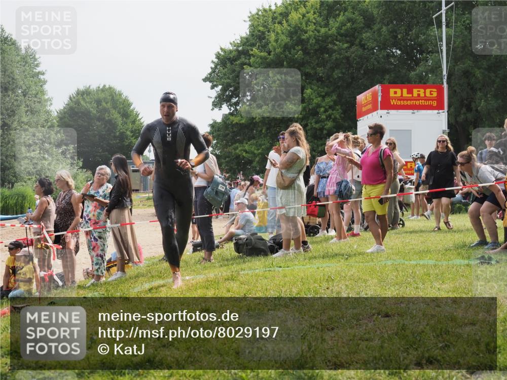 15.06.2025 - 27. Vierlanden-Triathlon KatJ http://msf.ph/oto/8029197 15.06.2025 11:04:42 Schwimmen 841, 859 meine-sportfotos.de