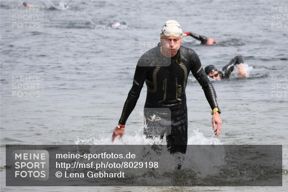 15.06.2025 - 27. Vierlanden-Triathlon Lena Gebhardt http://msf.ph/oto/8029198 15.06.2025 11:04:53 Schwimmen 803 meine-sportfotos.de
