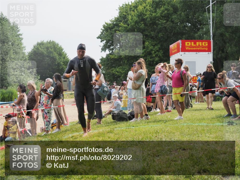 15.06.2025 - 27. Vierlanden-Triathlon KatJ http://msf.ph/oto/8029202 15.06.2025 11:04:42 Schwimmen 841, 859 meine-sportfotos.de