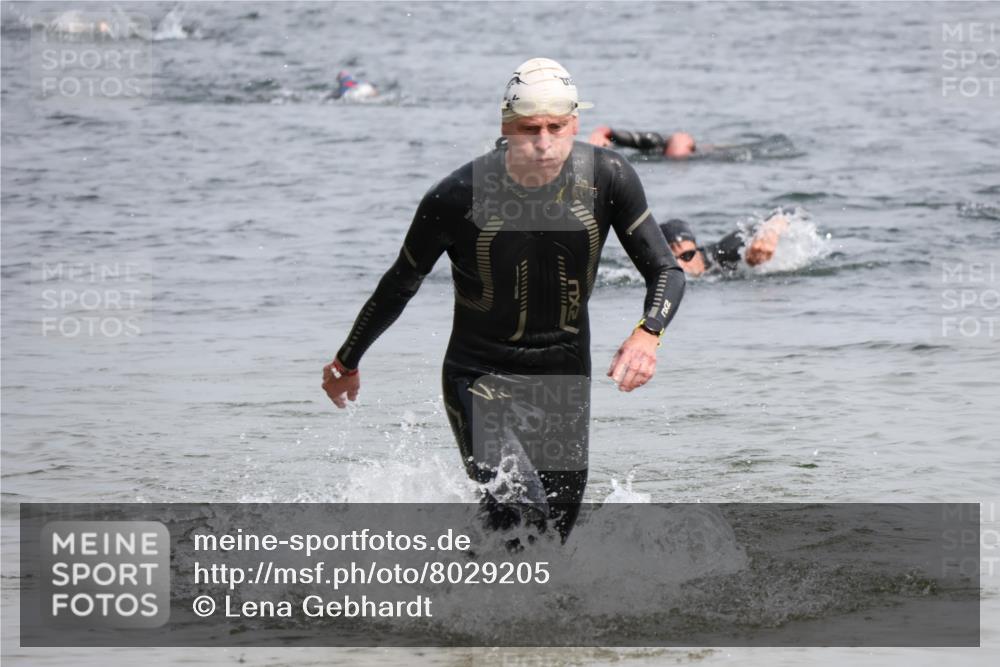 15.06.2025 - 27. Vierlanden-Triathlon Lena Gebhardt http://msf.ph/oto/8029205 15.06.2025 11:04:53 Schwimmen 803 meine-sportfotos.de
