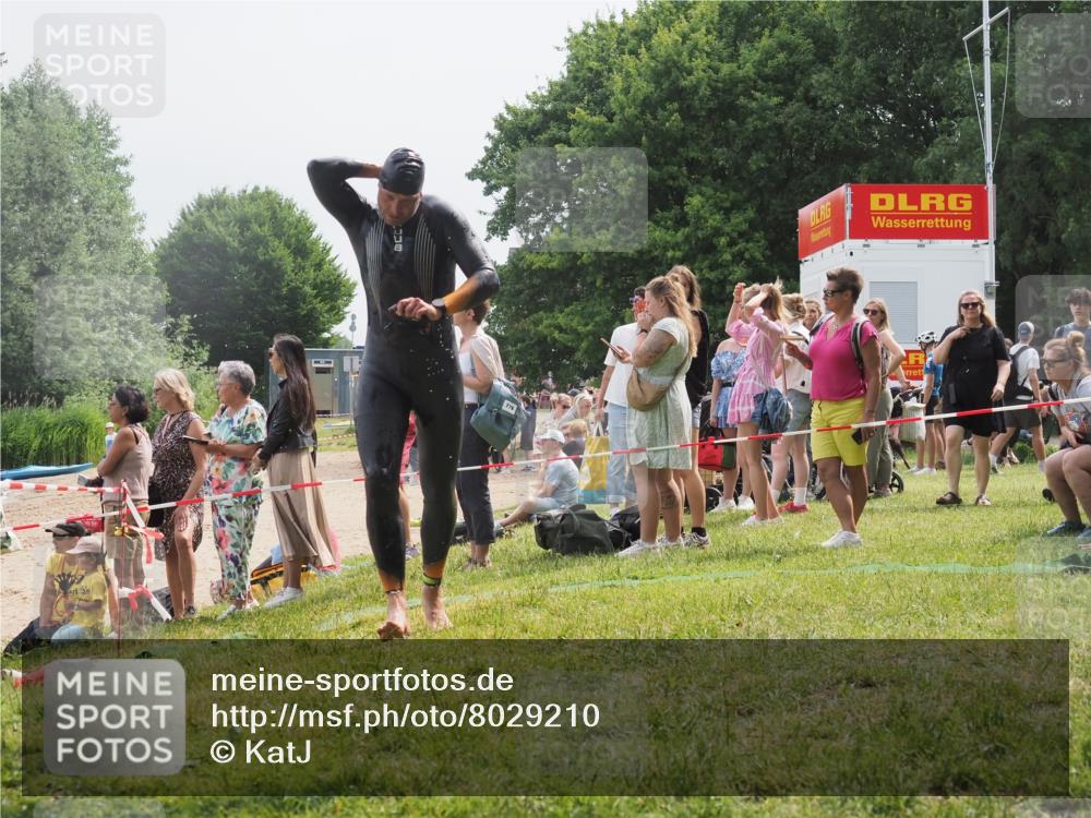 15.06.2025 - 27. Vierlanden-Triathlon KatJ http://msf.ph/oto/8029210 15.06.2025 11:04:42 Schwimmen 841, 859 meine-sportfotos.de