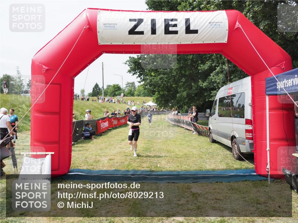 21.06.2025 - 27. Vierlanden-Triathlon MichiJ http://msf.ph/oto/8029213 15.06.2026 12:20:19 Ziel 10, 498 meine-sportfotos.de