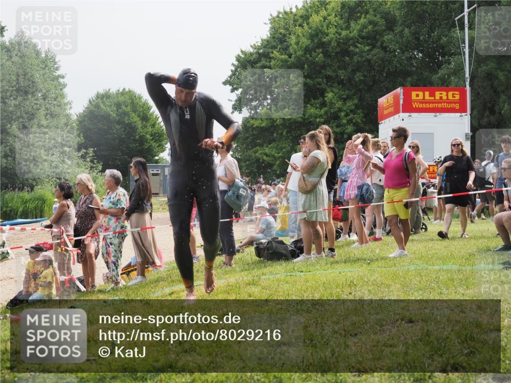 15.06.2025 - 27. Vierlanden-Triathlon KatJ http://msf.ph/oto/8029216 15.06.2025 11:04:42 Schwimmen 841, 859 meine-sportfotos.de