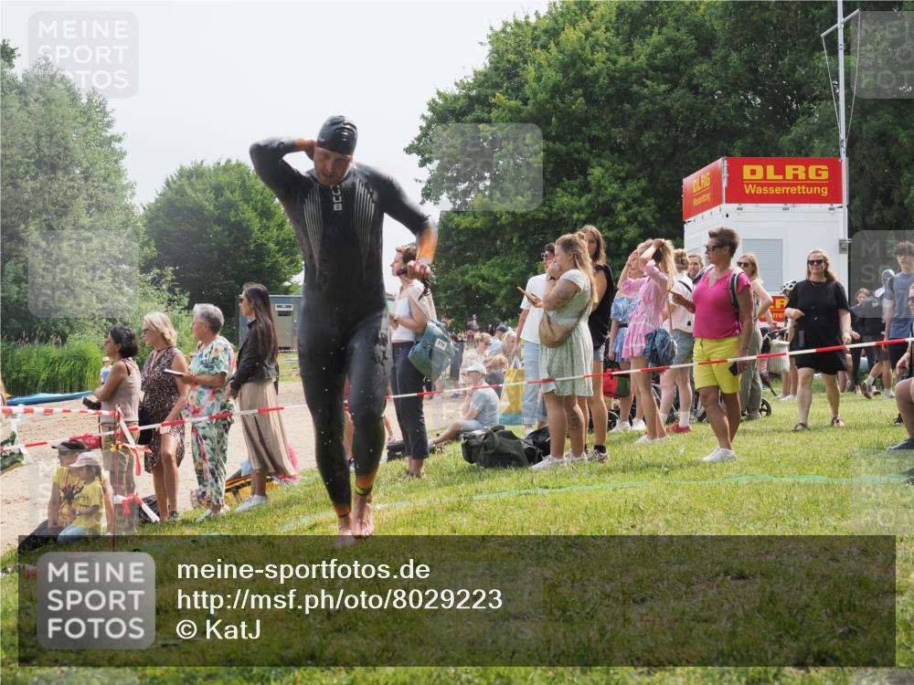 15.06.2025 - 27. Vierlanden-Triathlon KatJ http://msf.ph/oto/8029223 15.06.2025 11:04:43 Schwimmen 841, 859 meine-sportfotos.de