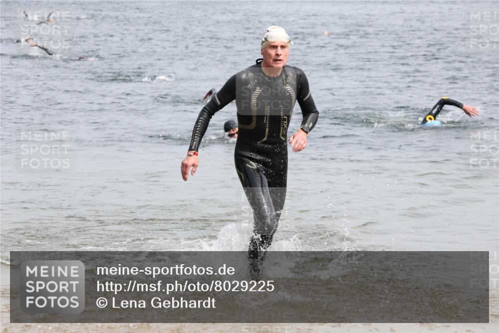 15.06.2025 - 27. Vierlanden-Triathlon Lena Gebhardt http://msf.ph/oto/8029225 15.06.2025 11:04:55 Schwimmen 803 meine-sportfotos.de