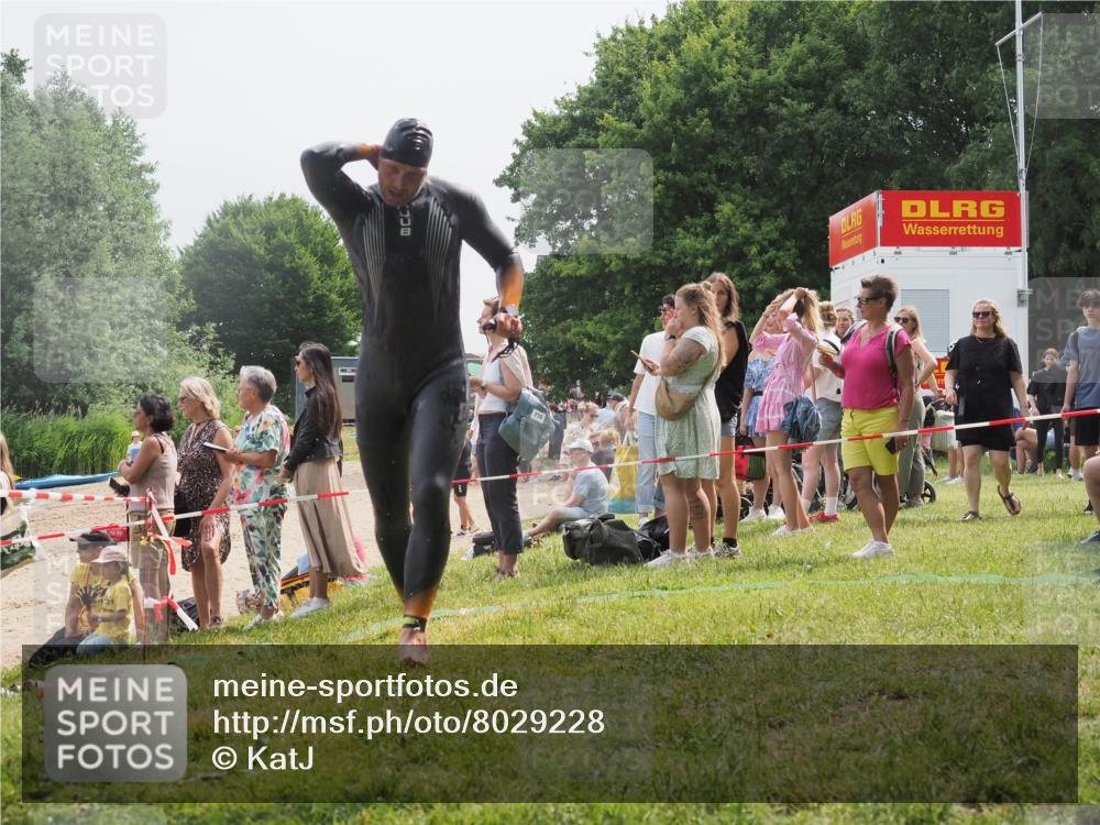15.06.2025 - 27. Vierlanden-Triathlon KatJ http://msf.ph/oto/8029228 15.06.2025 11:04:43 Schwimmen 841, 859 meine-sportfotos.de