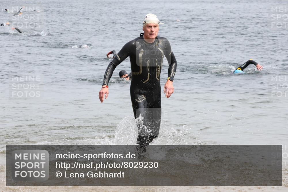 15.06.2025 - 27. Vierlanden-Triathlon Lena Gebhardt http://msf.ph/oto/8029230 15.06.2025 11:04:55 Schwimmen 803 meine-sportfotos.de
