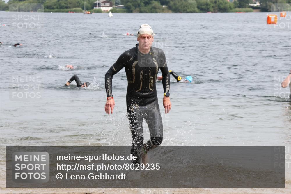 15.06.2025 - 27. Vierlanden-Triathlon Lena Gebhardt http://msf.ph/oto/8029235 15.06.2025 11:04:56 Schwimmen 803 meine-sportfotos.de