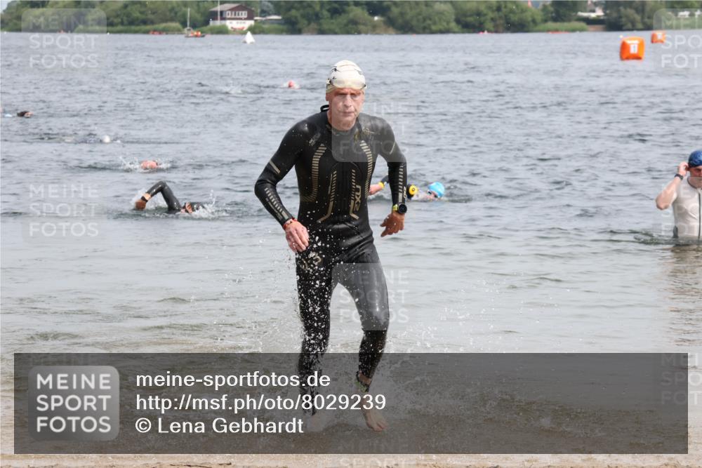 15.06.2025 - 27. Vierlanden-Triathlon Lena Gebhardt http://msf.ph/oto/8029239 15.06.2025 11:04:56 Schwimmen 803 meine-sportfotos.de