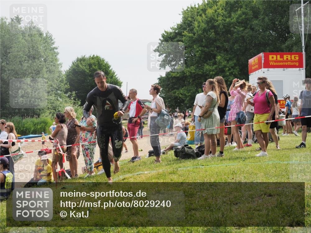 15.06.2025 - 27. Vierlanden-Triathlon KatJ http://msf.ph/oto/8029240 15.06.2025 11:04:45 Schwimmen 841, 859 meine-sportfotos.de