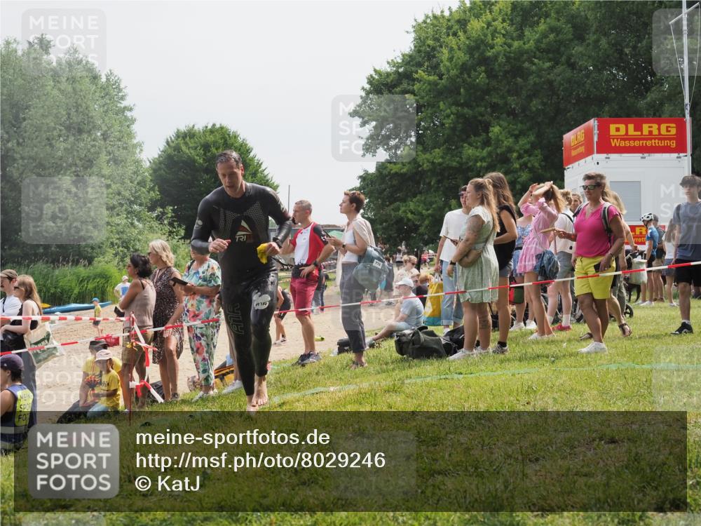 15.06.2025 - 27. Vierlanden-Triathlon KatJ http://msf.ph/oto/8029246 15.06.2025 11:04:45 Schwimmen 841, 859 meine-sportfotos.de