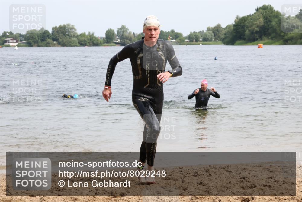 15.06.2025 - 27. Vierlanden-Triathlon Lena Gebhardt http://msf.ph/oto/8029248 15.06.2025 11:04:57 Schwimmen 803 meine-sportfotos.de