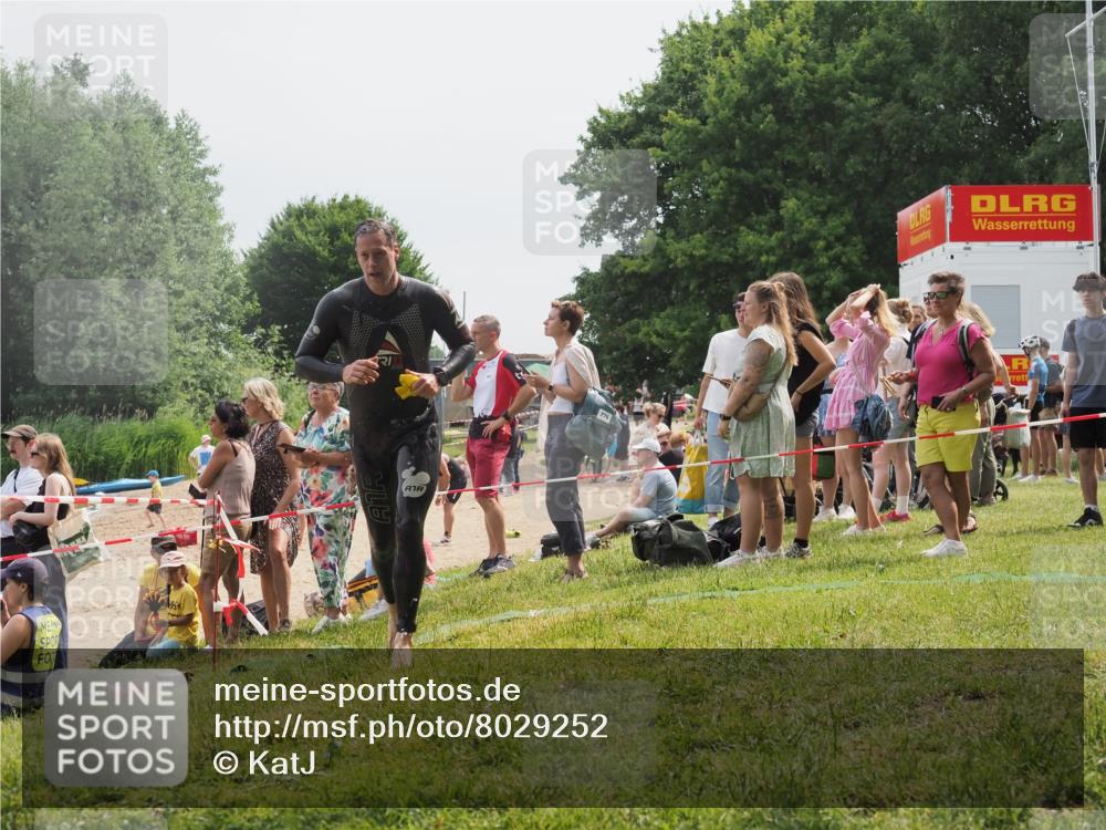 15.06.2025 - 27. Vierlanden-Triathlon KatJ http://msf.ph/oto/8029252 15.06.2025 11:04:45 Schwimmen 841, 859 meine-sportfotos.de