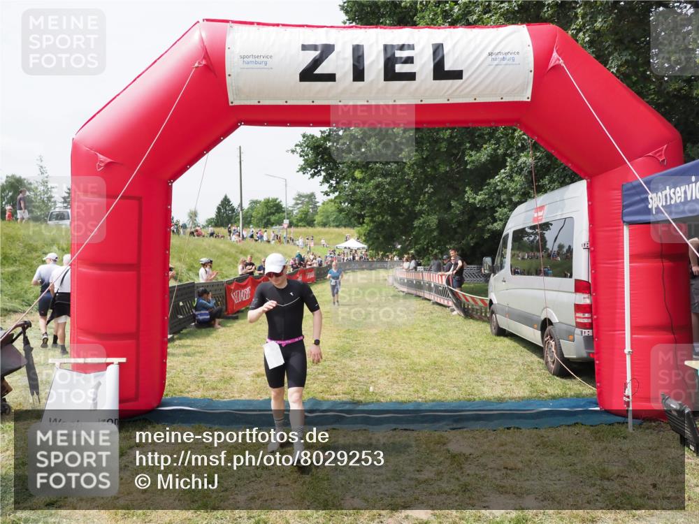 21.06.2025 - 27. Vierlanden-Triathlon MichiJ http://msf.ph/oto/8029253 15.06.2026 12:20:21 Ziel 10 meine-sportfotos.de