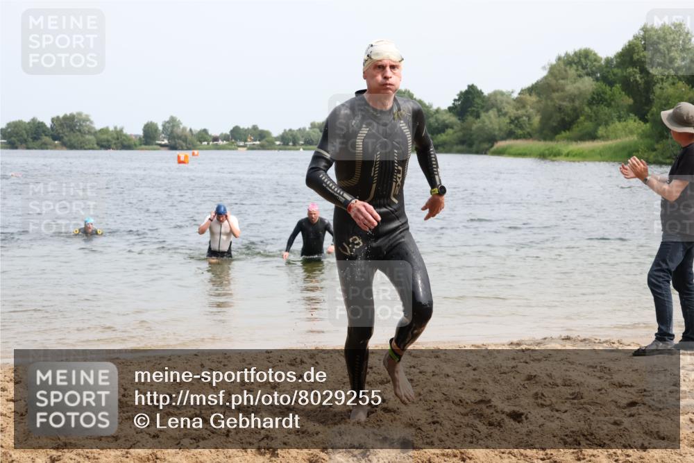 15.06.2025 - 27. Vierlanden-Triathlon Lena Gebhardt http://msf.ph/oto/8029255 15.06.2025 11:04:58 Schwimmen 801, 803 meine-sportfotos.de