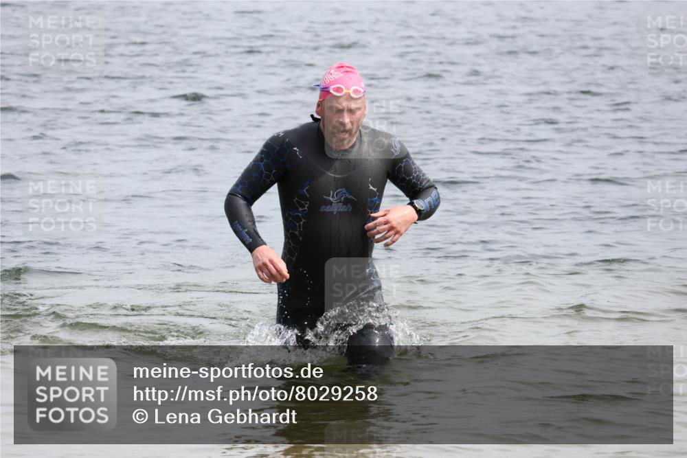 15.06.2025 - 27. Vierlanden-Triathlon Lena Gebhardt http://msf.ph/oto/8029258 15.06.2025 11:05:00 Schwimmen 673, 739, 801, 803 meine-sportfotos.de