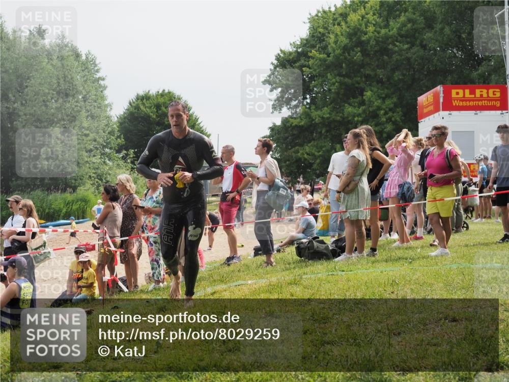 15.06.2025 - 27. Vierlanden-Triathlon KatJ http://msf.ph/oto/8029259 15.06.2025 11:04:45 Schwimmen 841, 859 meine-sportfotos.de