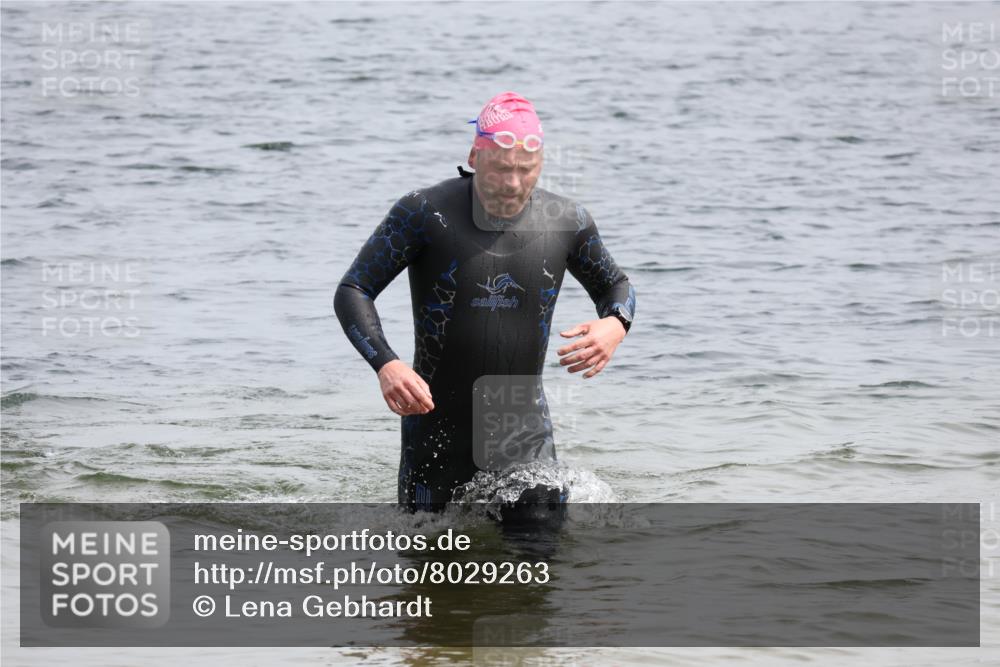 15.06.2025 - 27. Vierlanden-Triathlon Lena Gebhardt http://msf.ph/oto/8029263 15.06.2025 11:05:00 Schwimmen 673, 739, 801, 803 meine-sportfotos.de