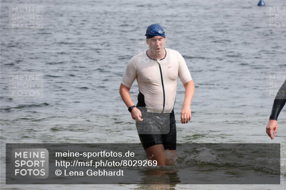 15.06.2025 - 27. Vierlanden-Triathlon Lena Gebhardt http://msf.ph/oto/8029269 15.06.2025 11:05:01 Schwimmen 673, 739, 801, 803 meine-sportfotos.de