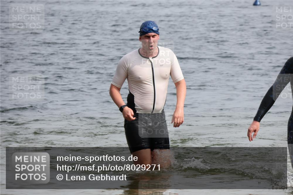 15.06.2025 - 27. Vierlanden-Triathlon Lena Gebhardt http://msf.ph/oto/8029271 15.06.2025 11:05:01 Schwimmen 673, 739, 801, 803 meine-sportfotos.de
